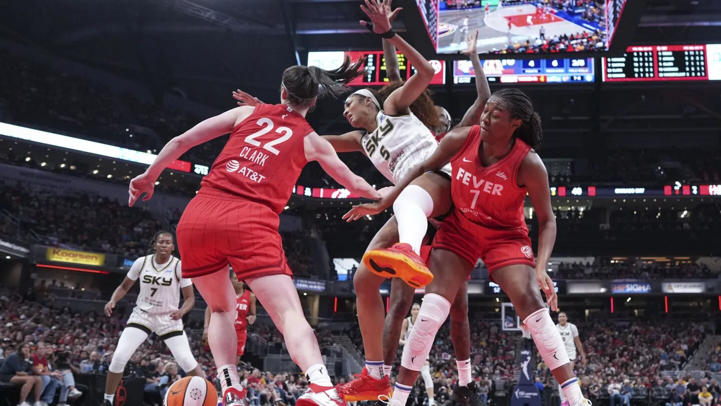 Dengan rekor penonton, Sky dihancurkan Fever di laga WNBA pertama di United Center