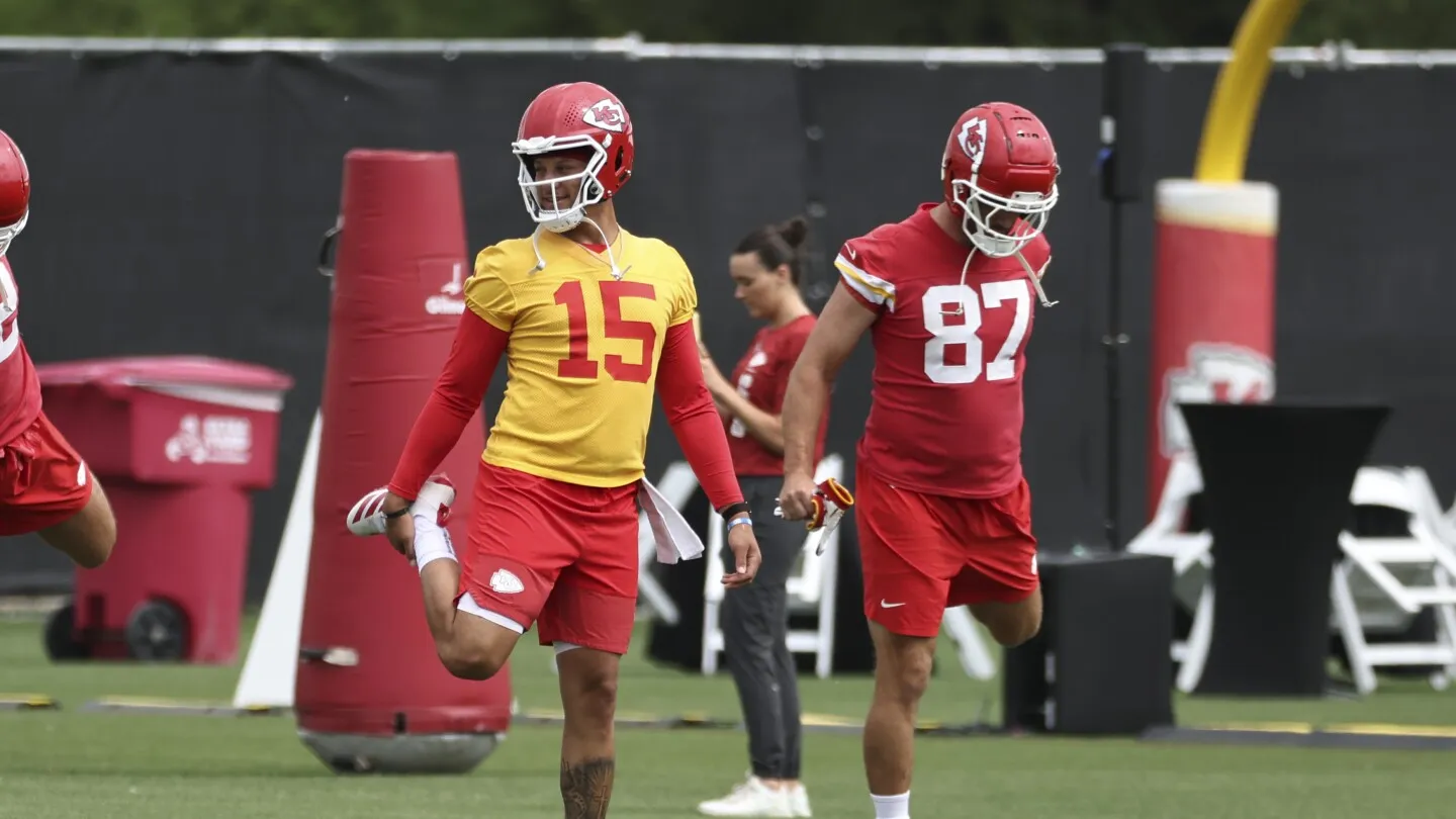 Patrick Mahomes Tidak Pernah Berbicara dengan Travis Kelce tentang Potensi Pensiunnya