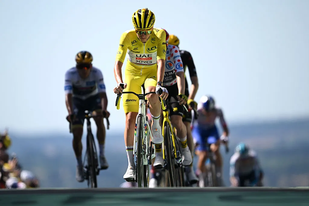 “Visma mencoba melakukan, saya tidak tahu apa…” – Tadej Pogačar kesal dengan taktik rival untuk mencoba menahannya di jersey kuning Tour de France