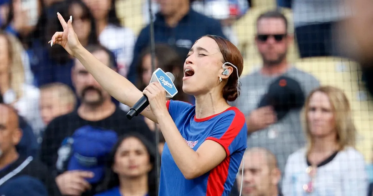 Nezza Menyanyikan Lagu Kebangsaan dalam Bahasa Spanyol di Pertandingan Dodgers Setelah Dilarang