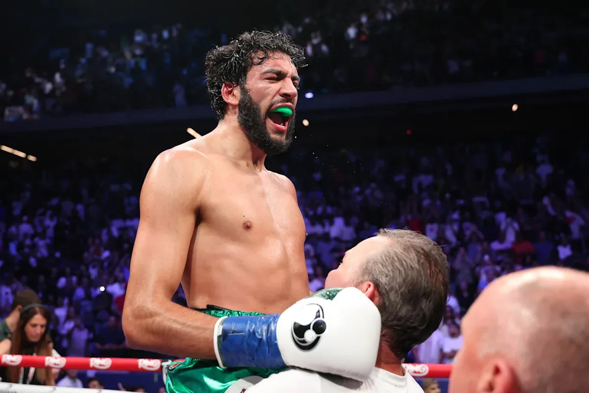 Hamzah Sheeraz Hancurkan Edgar Berlanga, Jadi Kandidat Terdepan untuk Canelo Alvarez di 2026