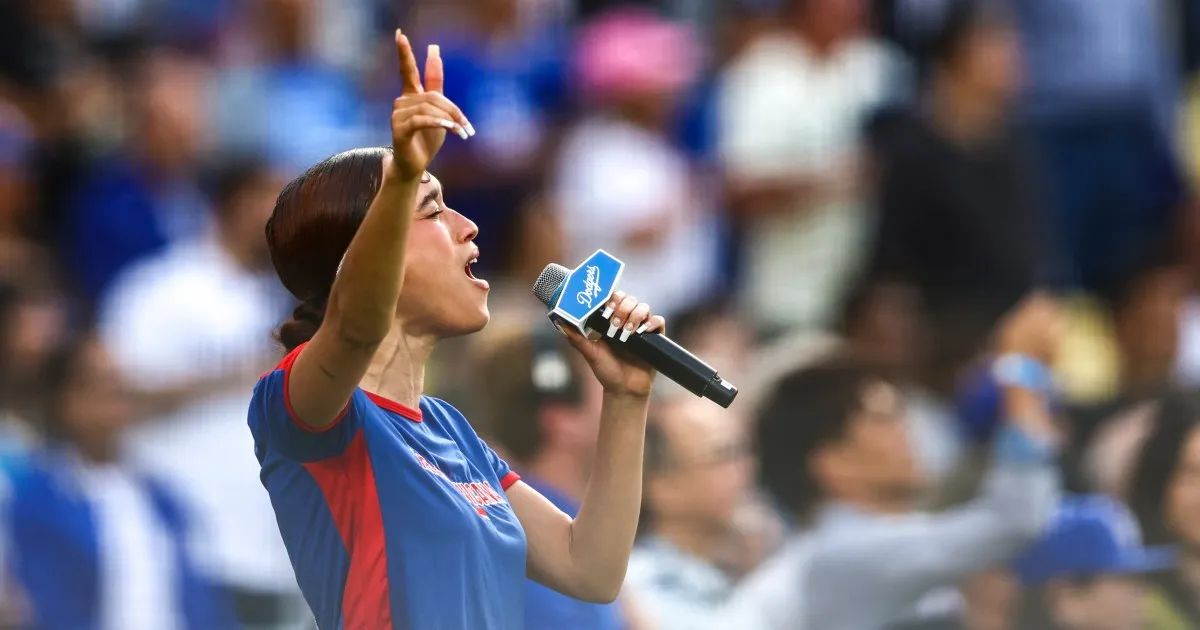Penyanyi Nezza di Stadion Dodger Menyanyikan Lagu Kebangsaan dalam Bahasa Spanyol sebagai Protes Penggerebekan Imigrasi L.A.