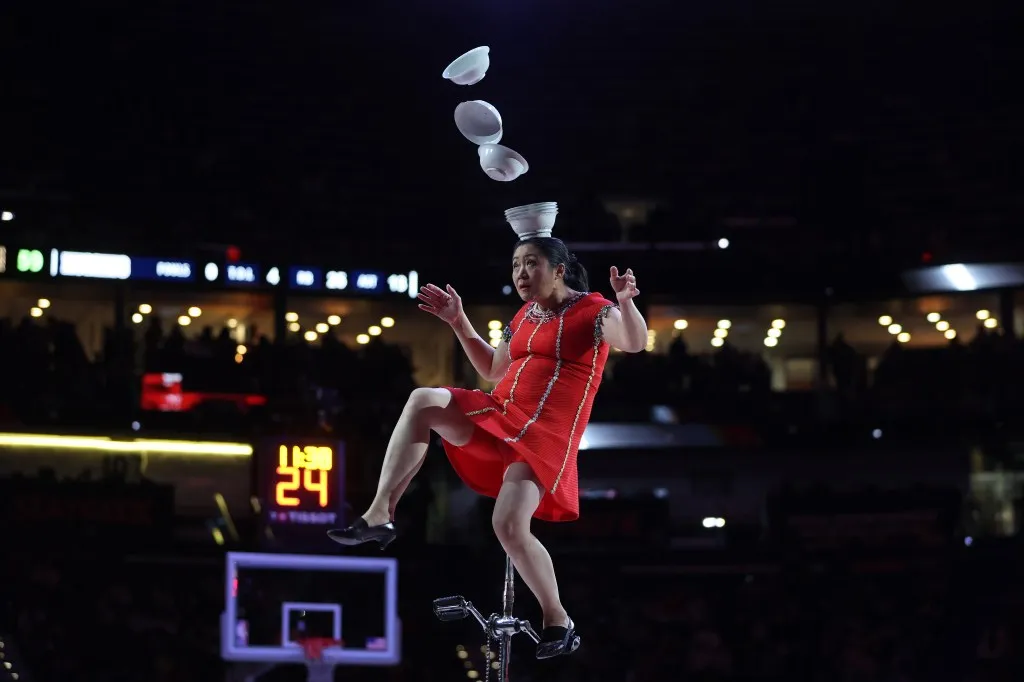 Panda Merah Jatuh: Penampil NBA Ikonik Terjatuh dari Unicycle 7 Kaki Saat Halftime